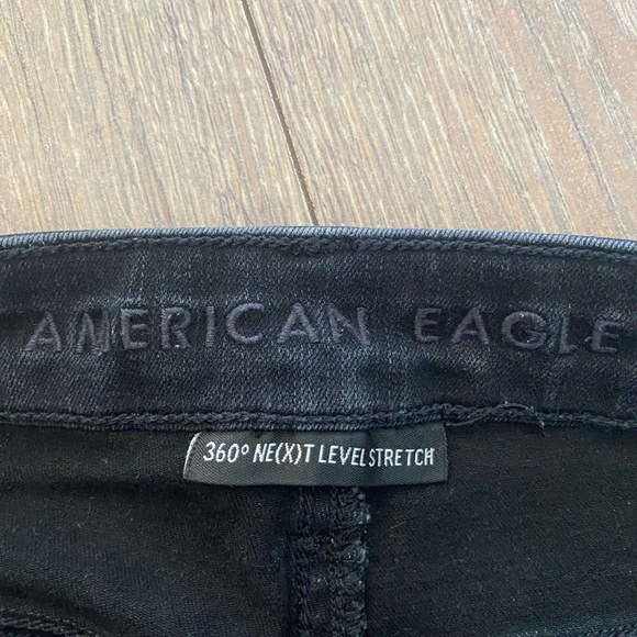 Black high-wasted American eagle jeggings. - Picture 3 of 4